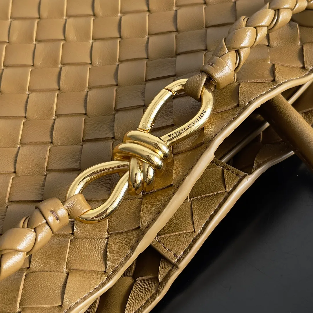 The 2023 new Andiamo batch of 2260 BV has been shipped‼ ️Really popular🔥The new Andiamo woven handbag launched by Bottega Veneta this season is really popular all over the world! ! Celebrities at home and abroad have worn it, and Oscar-winning actress Michelle Yeoh has taken it out on the street. Song Jia, Trai Yara, Yu Feihong, Sanji Ayaka, Rosie Hunting-Whiteley, Yoshioka Riho, etc. have all picked up this bag. It is classic and versatile, showing off its temperament, and the bag capacity is also large, which is very convenient for daily commuting! ! A variety of carrying methods, the shoulder straps can be adjusted by yourself, the original lambskin feels soft and delicate, and the unisex style breaks the gender boundaries and brings a more practical and long-lasting use experience. Andiamo, which has both elegant and casual styles, perfectly interprets the true appearance of "fashionable old money style". Style number: 743572 Size: 32*24*12